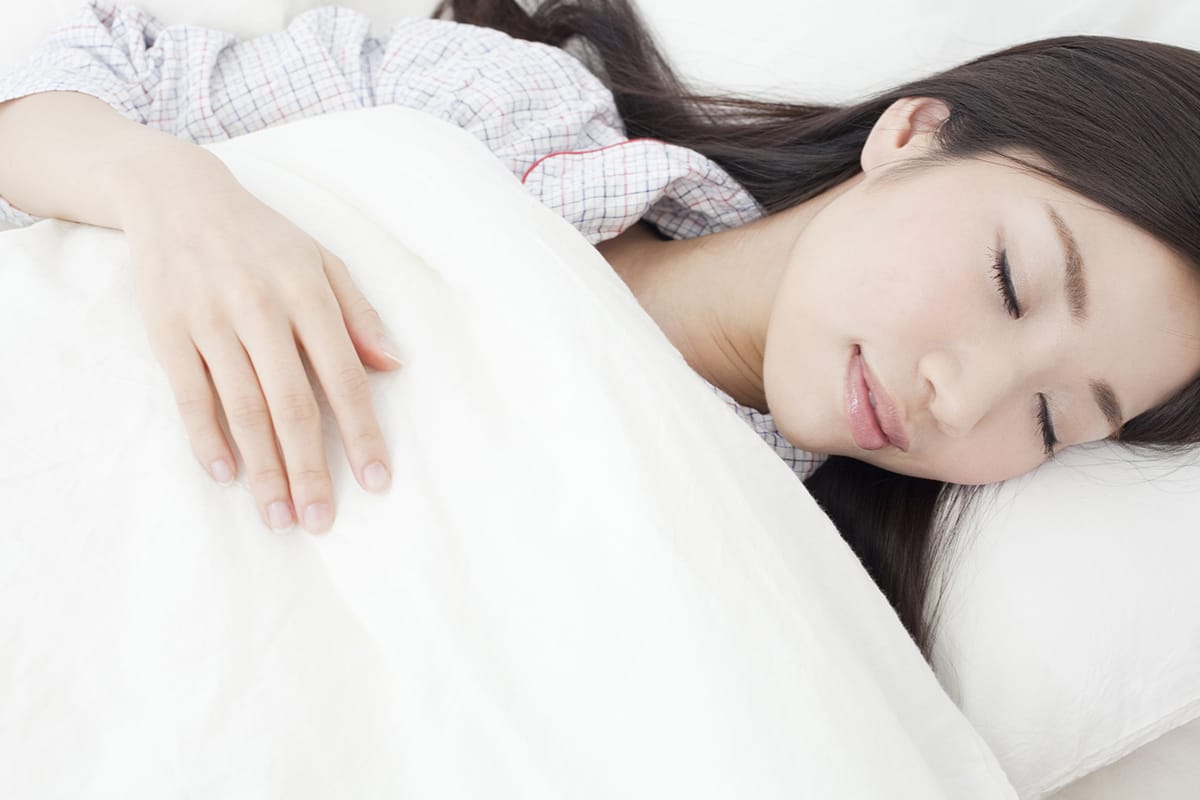 眠っている女性